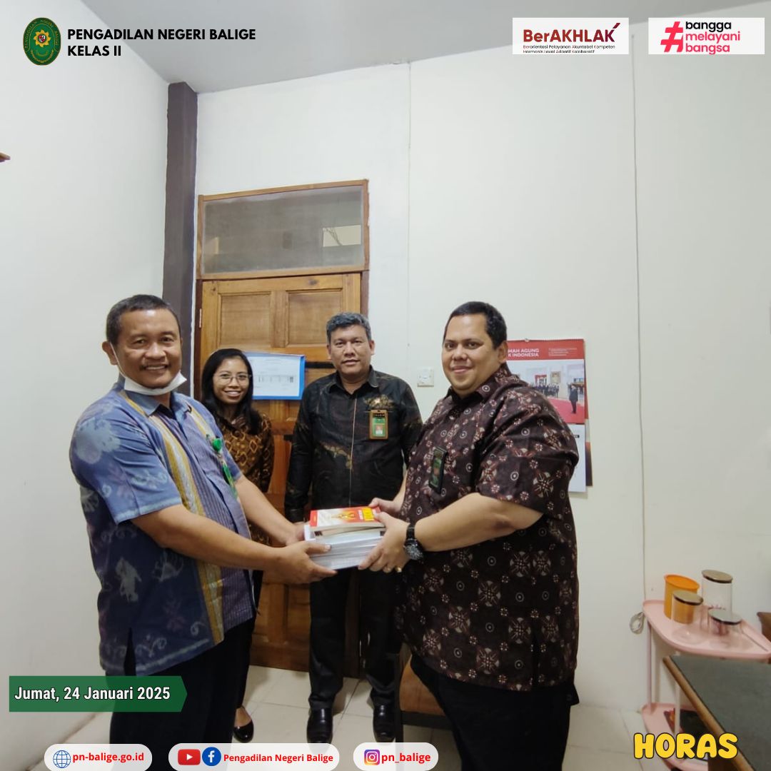 PENGADILAN NEGERI BALIGE MENERIMA SUMBANGAN 13 BUKU DARI PANITERA 